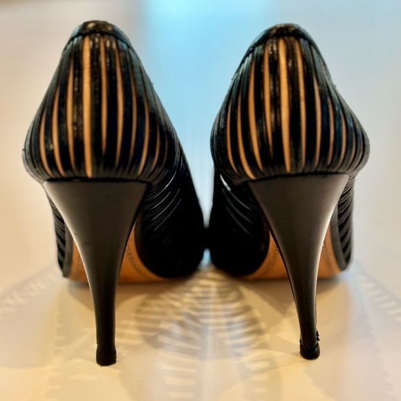 Gucci designer Black and Nude Leather pumps size 7 1/2 - Picture 3 of 6